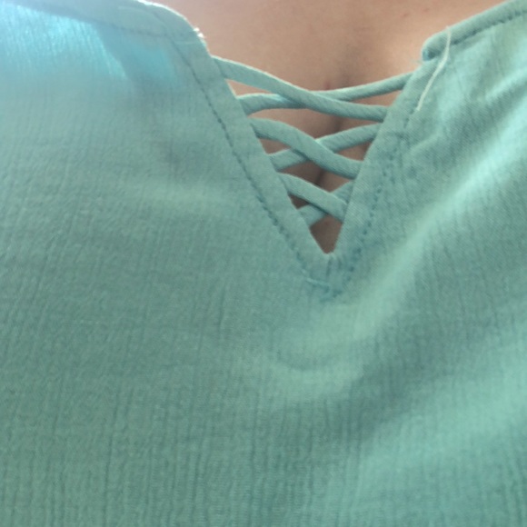 Gently worn - Washable Crinkle Gauze Cold Shoulder 🔝 by Torrid size 2 - Picture 6 of 15